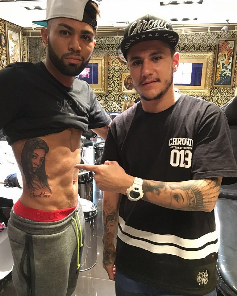 Gabigol “segue” Neymar e faz tatuagem do rosto da irmã