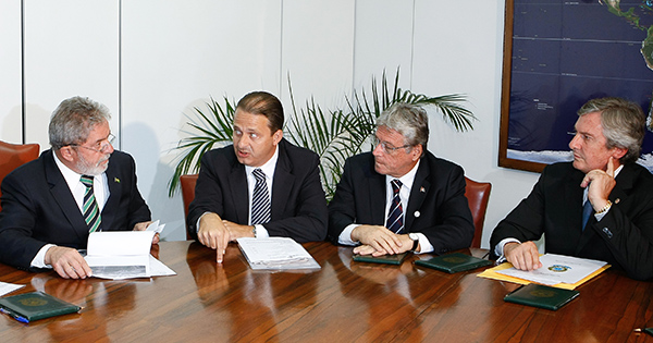 Nesta foto de 2010, o então presidente Lula recebe Campos e Collor no CCBB de Brasília. Crédito: Sérgio Lima/Folhapress - 21.jun.2010