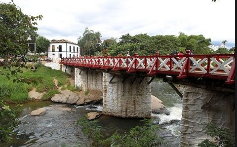 Devido ao cuidado com nascentes e esforço da população, o rio das Almas corre com águas límpidas dentro de Pirenópolis. Foto: UOL