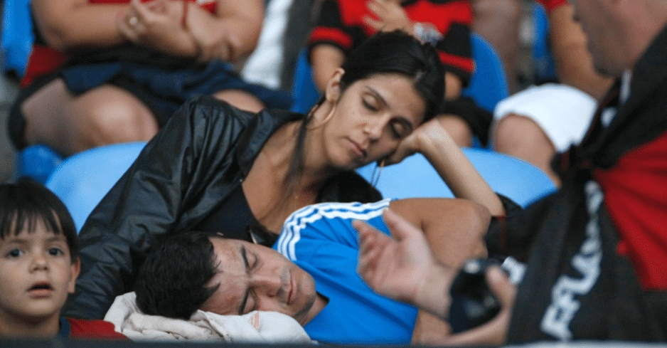 FOTO: Torcedores dormem durante Flamengo e Grêmio