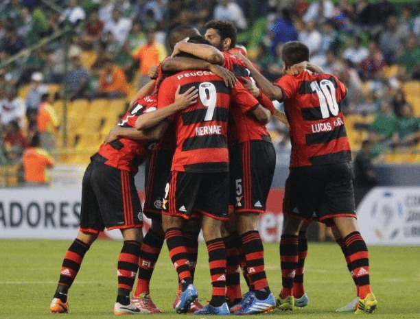 Flamengo joga com 10, é garfado, luta, perde, mas enche torcida de orgulho