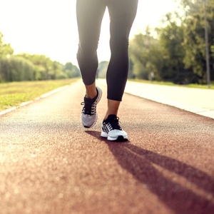 Como aumentar a intensidade da caminhada e gastar mais calorias