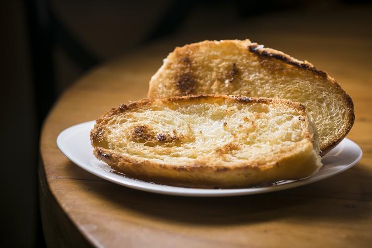 Nem sempre o pão na chapa no balcão foi uma tradição: as padarias abriram o leque de serviços - Keiny Andrade/UOL (750x1)