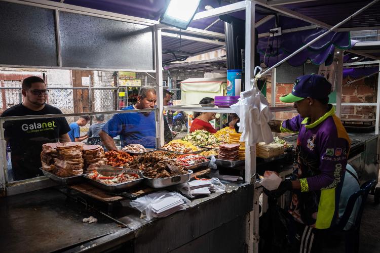 As famosas arepas venezuelanas servidas nas ruas de Caracas