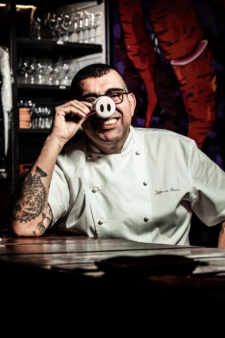 Chef Jefferson Rueda no seu restaurante A Casa do Porco