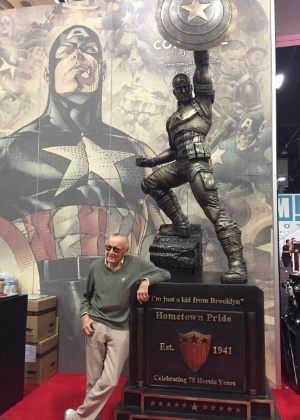Stan Lee posa com a estátua do Capitão América durante a San Diego Comic-Con 2016
