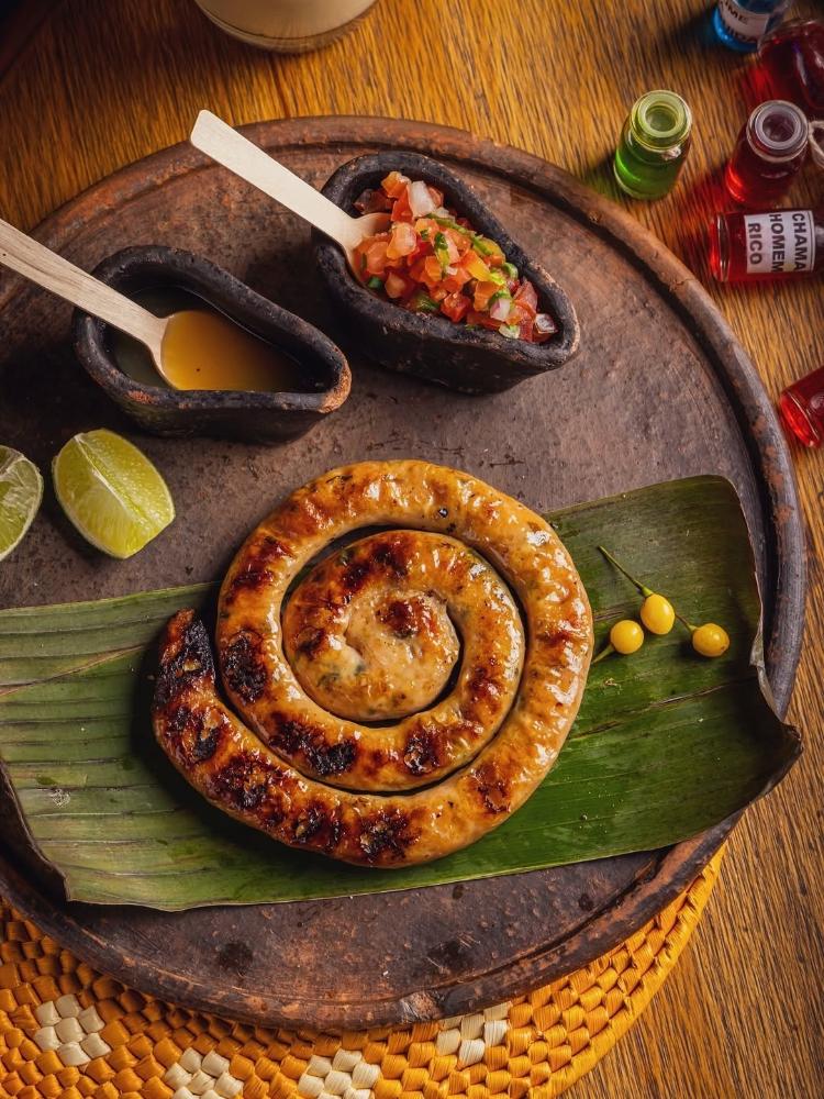 Como negar? Linguiça de p, servida com molho de tucupi e mel de melíponas do Arapiuns levemente apimentado. Prato da Casa do Saulo Como negar? Linguiça de p, servida com molho de tucupi e mel de melíponas do Arapiuns levemente apimentado. Prato da Casa do Saulo