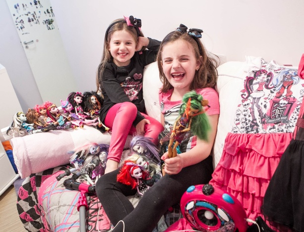 As primas Ana Beatriz Domingues Fernandes (calça rosa) e Beatriz Fernandes Zamplonio cercadas de seus brinquedos e produtos Monster High