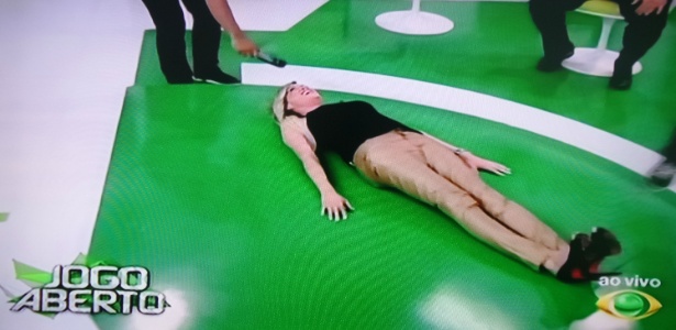A apresentadora Renata Fan cumpre promessa e deita no ch&atilde;o do "Jogo Aberto"