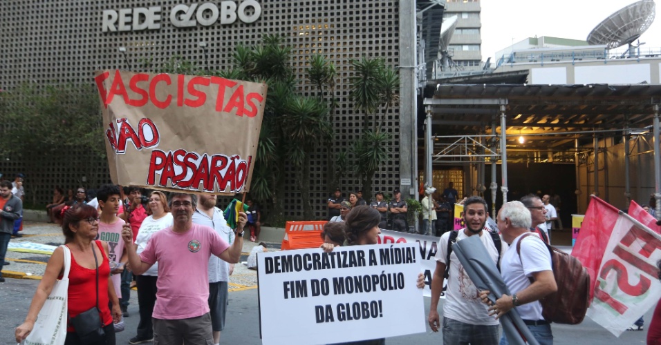 Manifestantes se reúnem na sede da Rede Globo e pedem o