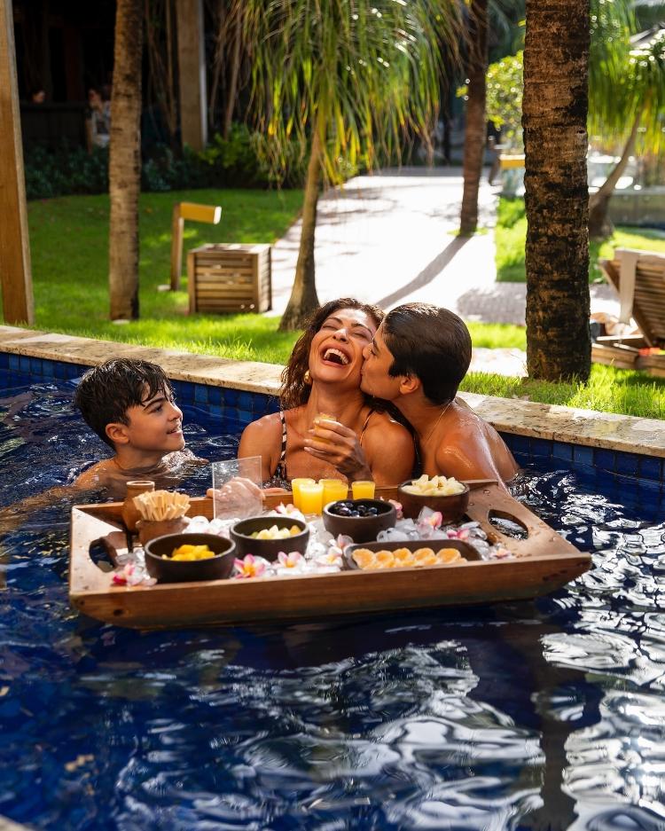 O hotel também atrai famosos, como Juliana Paes, que se hospedou com a família