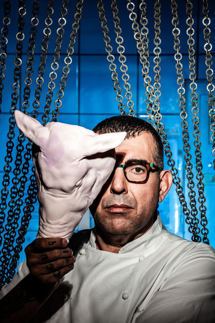 Chef Jefferson Rueda no seu restaurante A Casa do Porco