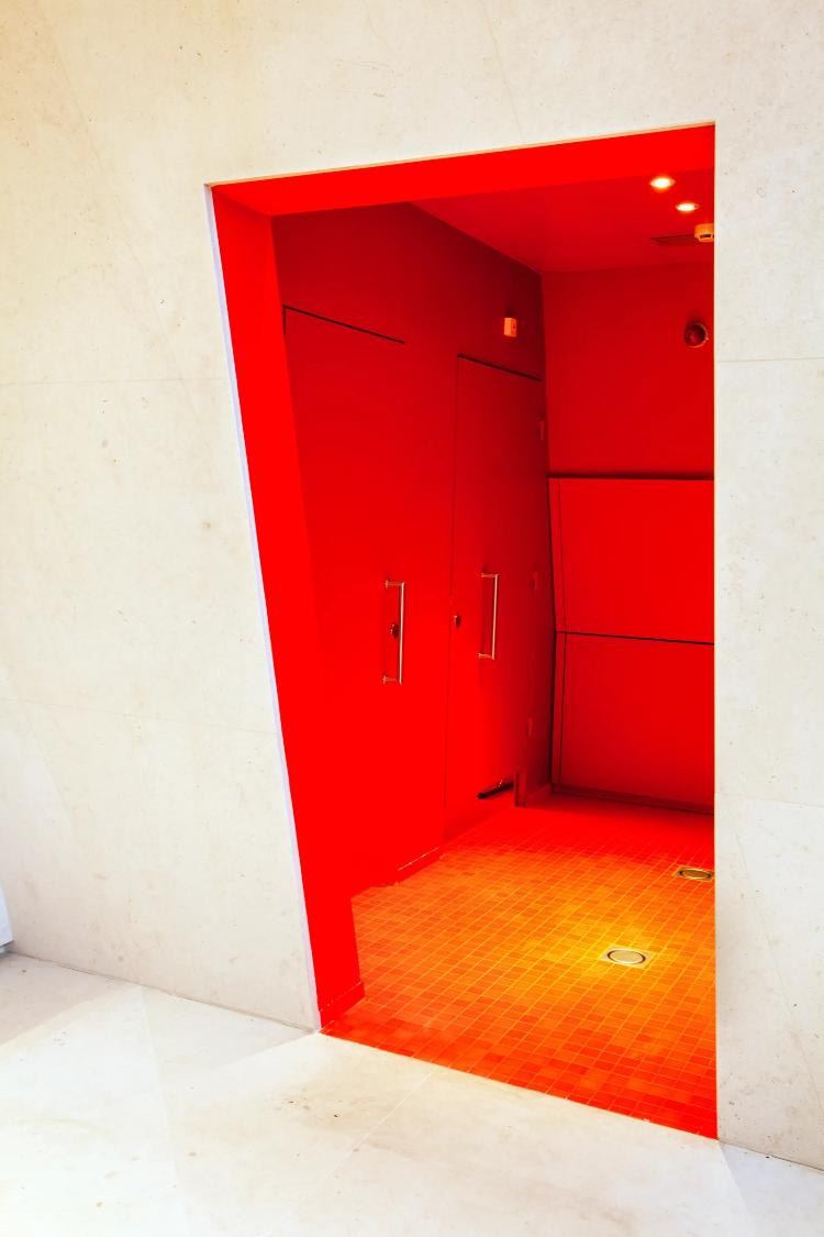 Banheiro vermelho da Torre Eiffel