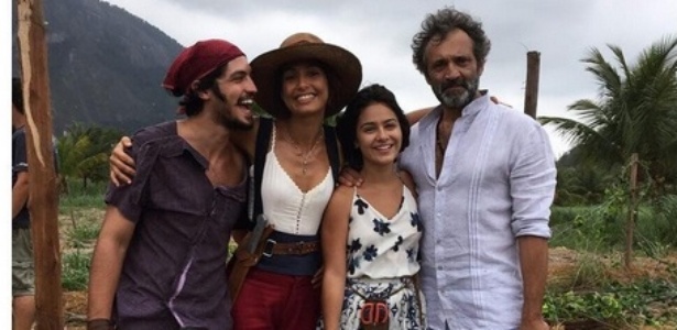 Há uma semana, Gabriel Leone publicou em seu Instagram uma foto ao lado de Camila Pitanga, Domingos Montagner e Giullia Buscacio