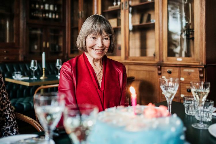 Senhora faz aniversário em restaurante