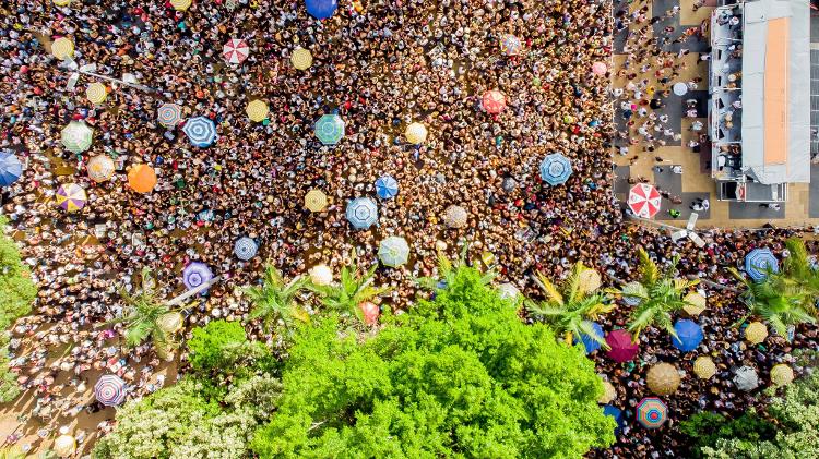 Bloco carnavalesco toma a Praça da República no Carnaval