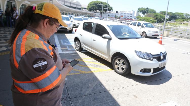 Agente da CET autua veículos no Aeroporto de Congonhas, na Zona Sul da capital paulista