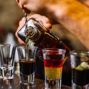 Cor da bebida pode influenciar sintomas da ressaca: veja os 'piores' drinks