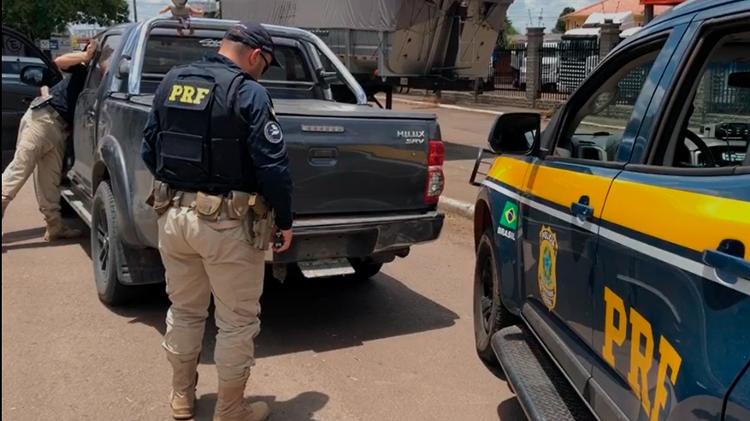 Policiais rodoviários federais brasileiros flagram placa giratória em veículo registrado no Argentina