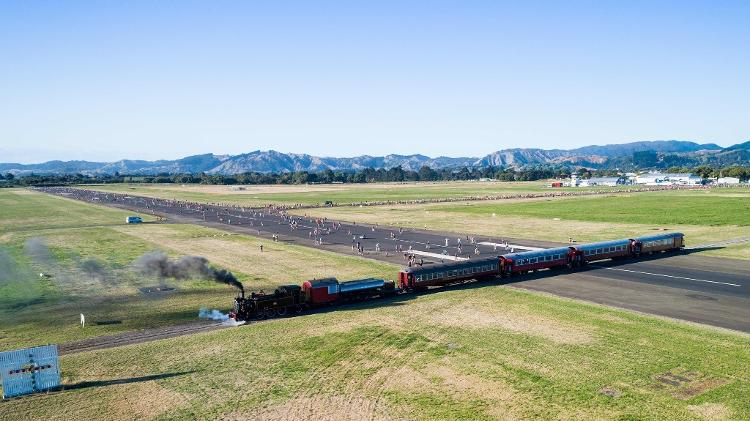 Aeroporto de Gisborne, na Nova Zelândia, durante um evento em que pessoas também foram permitidas na pista