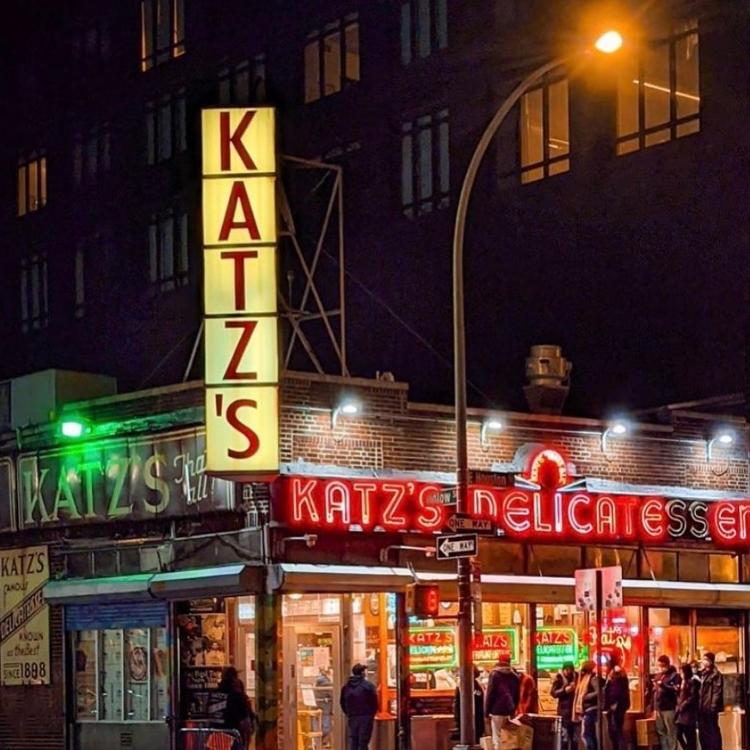 Katz's: filas constantes para comer o 'melhor sanduíche de pastrami de Nova York'
