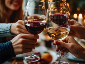 Não é 'álcool', estúpido. É vinho, o velho companheiro da civilização