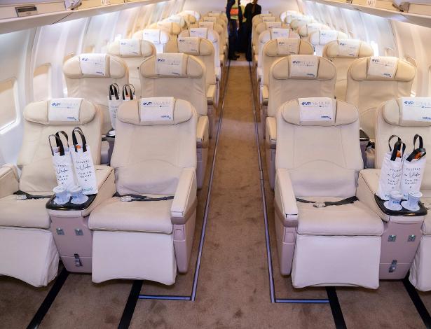 Todas as poltronas do avião são reclináveis, têm apoio para os pés e espaçamento confortável