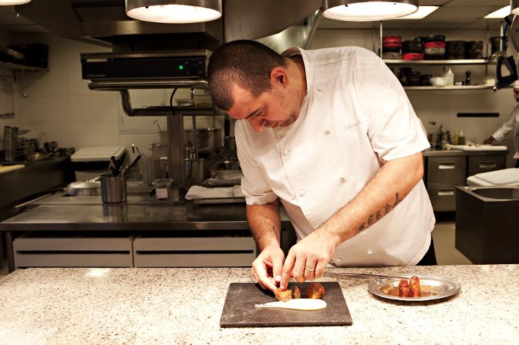 Chef Jefferson Rueda no restaurante Attimo, em 2013