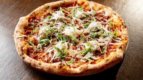 Pizza Ragu de Wagyu com Tomate San Marzano DOP da Leggera Pizzeria Napoletana