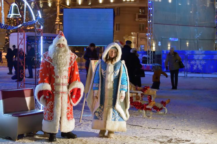 Ded Moroz (à esquerda) durante a época de Natal em Voronezh, na Rússia