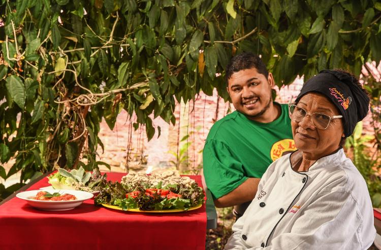 Restaurante da tia Nice e armazém organicamente rango Thiago Vinícius de Paula Silva e sua mãe, Tia Nice no restaurante no bairro do Campo Limpo