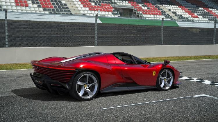 Ibra ostenta Ferrari rara! Veja outros atletas fãs da marca italiana - Site  Administrável para Rádios