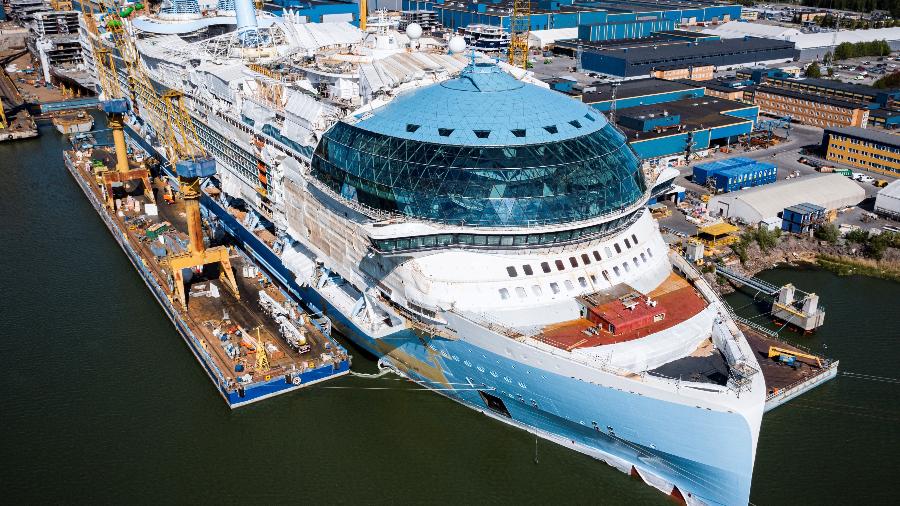 O maior navio de cruzeiro do mundo em 2024, 'Icon of the Seas', ainda em seu estaleiro na Finlândia durante a fase final de construção