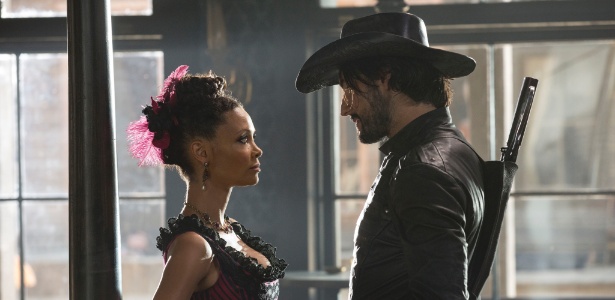 Thandie Newton e Rodrigo Santoro em cena da primeira temporada de "Westworld"