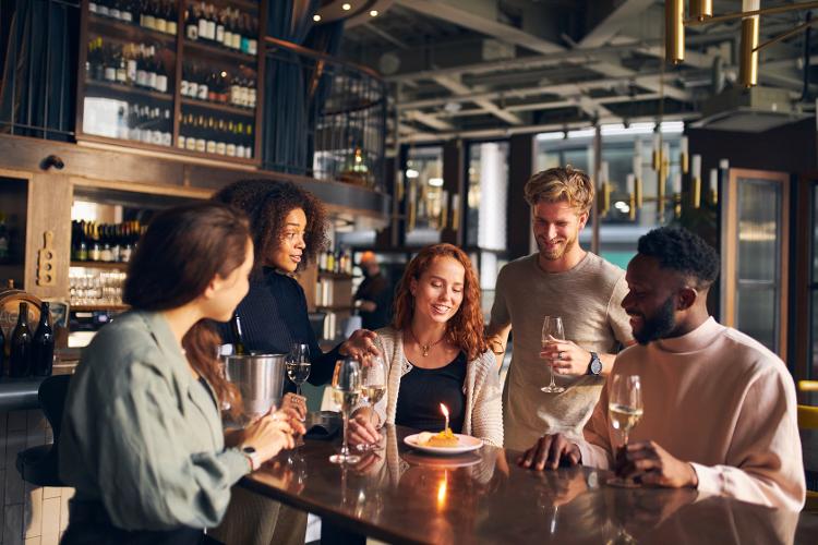 Amigos fazem aniversário em restaurante