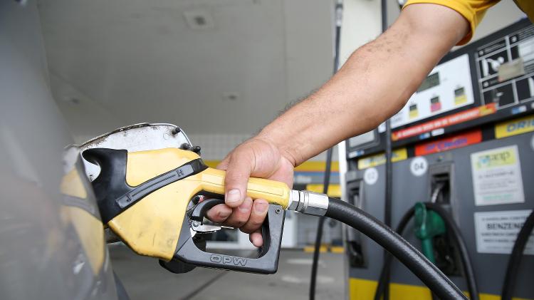 Encher o tanque até quase transbordar evita problemas causados pela pane seca, mas não é recomendável