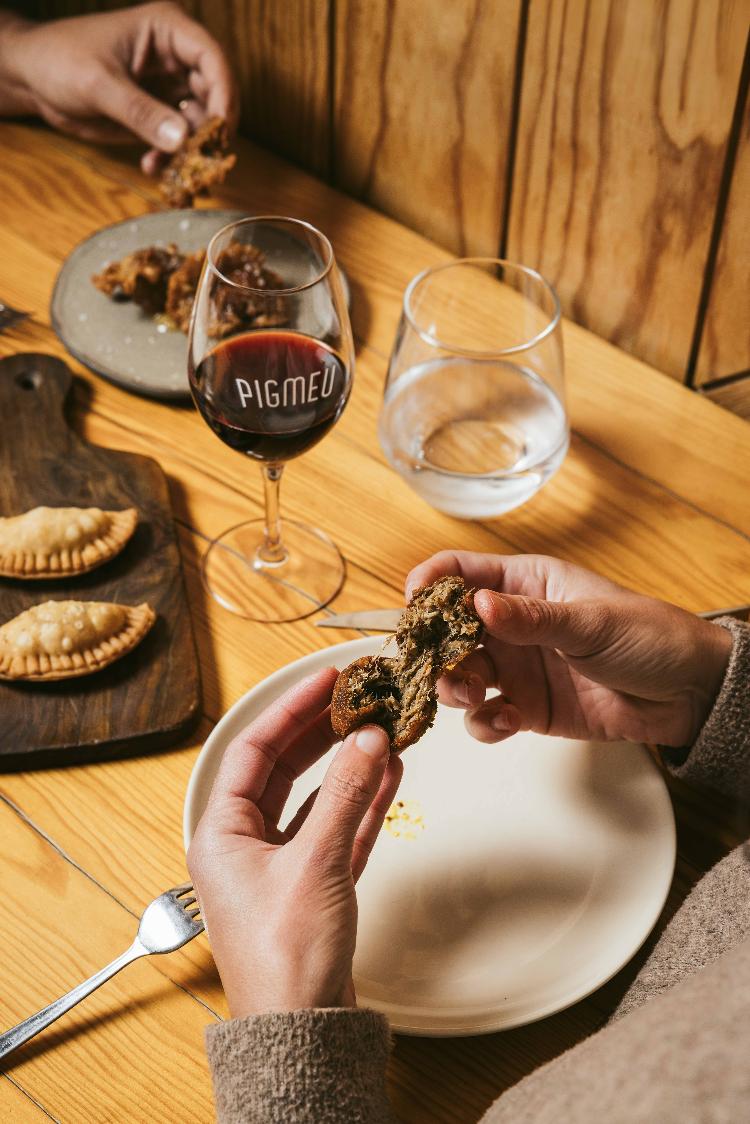 Entradas e vinho, do Pigmeu, em Lisboa - Joana Freitas