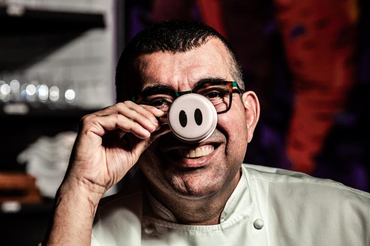 Chef Jefferson Rueda no seu restaurante A Casa do Porco