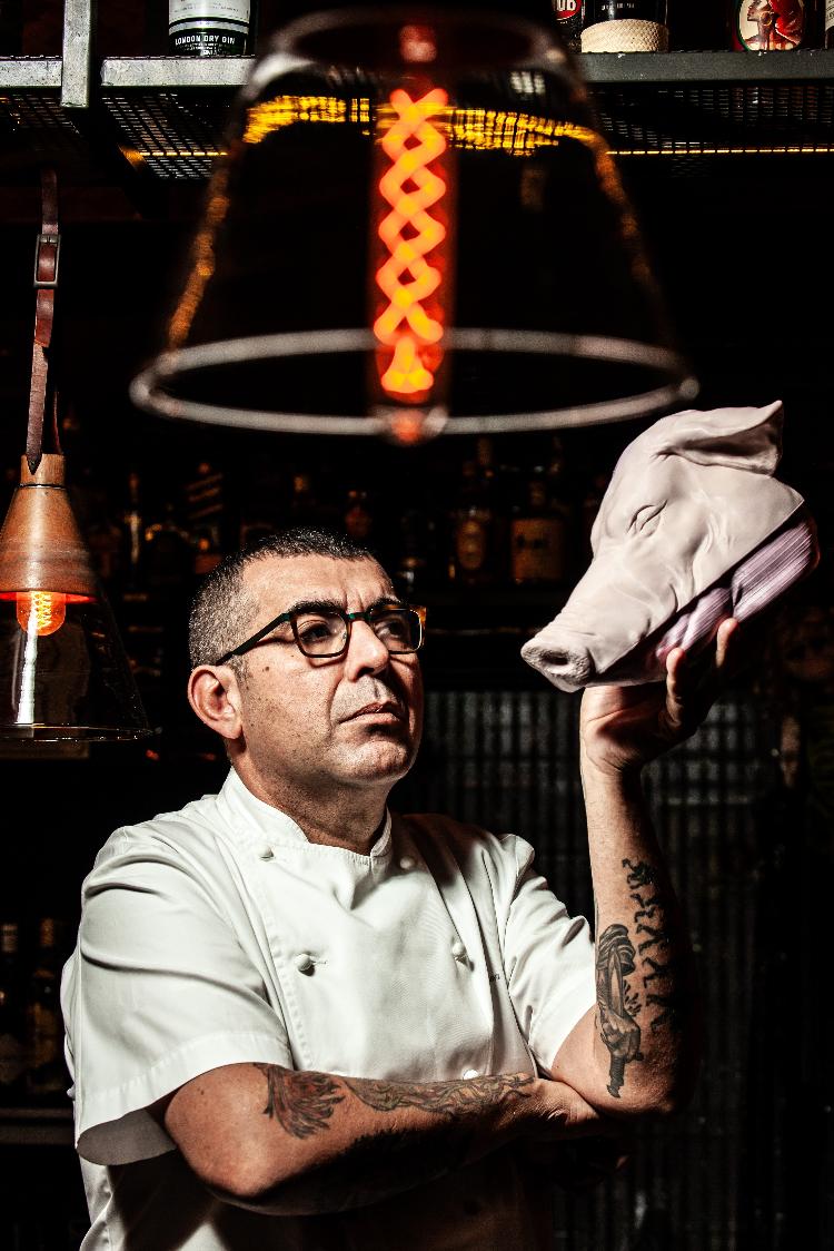 Chef Jefferson Rueda no seu restaurante A Casa do Porco