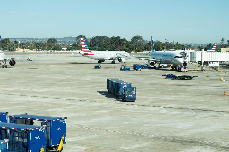 Pista do Aeroporto Internacional de San Antonio, onde aconteceu a morte do funcionário: passageiros do avião tiveram que fechar as janelas e foram impedidos de desembarcar por 15 minutos após o incidente