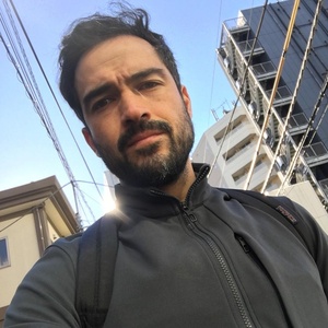 Poncho de bigode ao lado de Bad Bunny em foto montagem