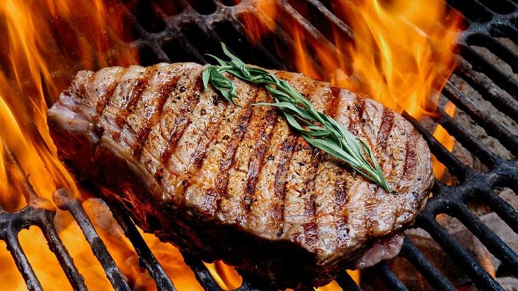 Essa, sim, ardendo no fogo, pode ser chamada de carne grelhada. E não as feitas numa chapa