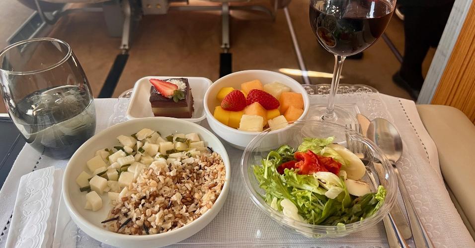 O menu de bordo é customizado e pode conter iguarias da gastronomia do destino