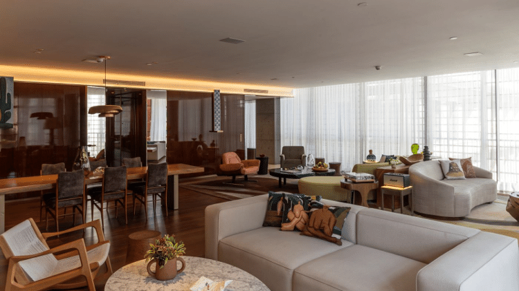 Vista das salas da Premier Suite de dois quartos, a maior acomodação do Rosewood