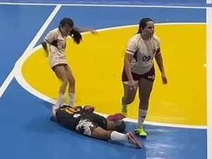 Jogadora chuta cabeça de rival em partida de futsal e é suspensa por 5 anos