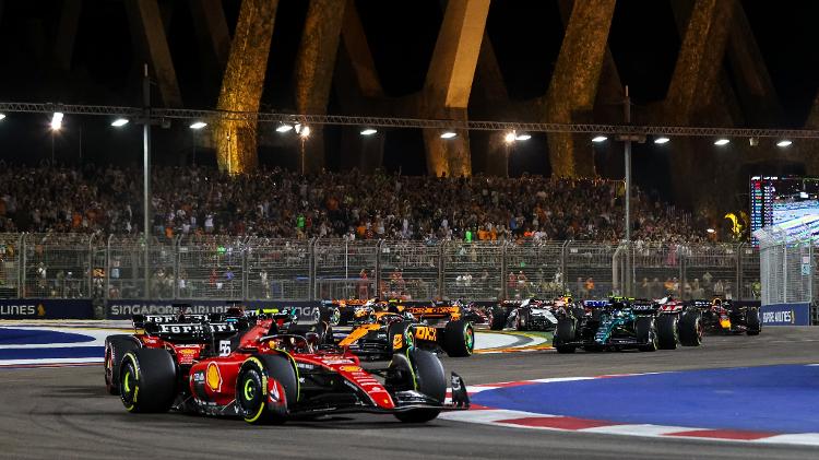 Sainz desbanca Red Bull e vence GP da Singapura; Hamilton vai ao