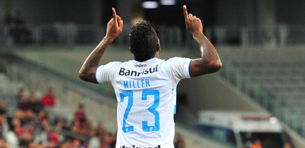 Douglas ofusca olímpicos com assistência de letra e Grêmio bate Atlético-PR