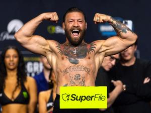 McGregor levanta público em pesagem cerimonial do UFC 329: 'Ótimo estar de volta'