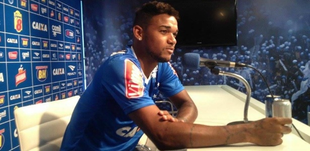 Zagueiro discreto colhe os frutos da estreia e já pede passagem no Cruzeiro