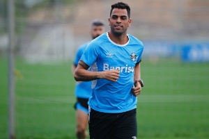 Maicon recupera futebol no Grêmio e nega favoritismo contra o Galo